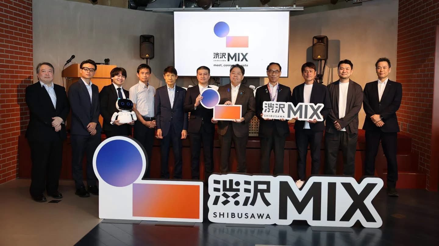 渋沢MIX視察時の集合写真。林芳正総務大臣、関係者とともに代表の角田が並ぶ